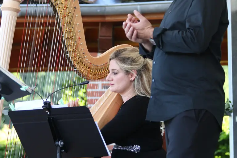Concert de harpe et chant ténor à la roseraie de Saint-Galmier à Saint-Galmier
